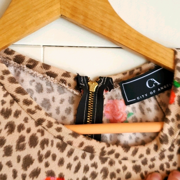 Gorgeous soft floral crop zipper back t - Picture 2 of 3